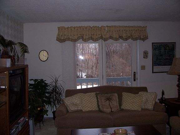 LR w/ view of the woods