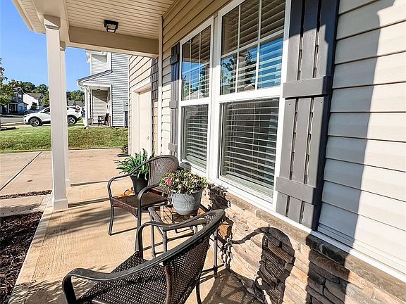 3rd image of 829 Georgia Oak Ln