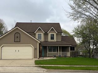 1956 Cliff Alex Ct N, Waukesha, WI 53189