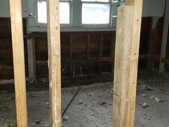 4th image of 2403 S Pine St