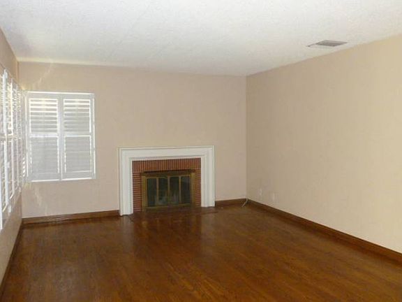 Living room w/ Fireplace