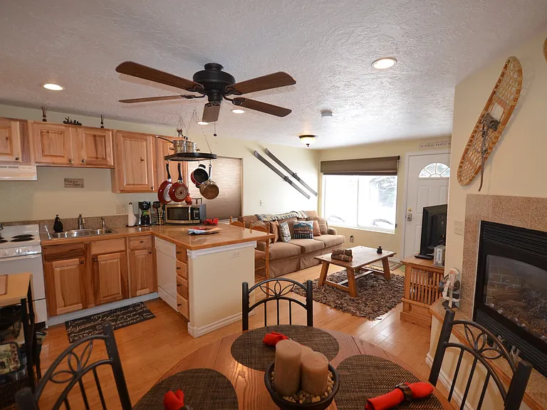 9 Yacht Club Tenderfoot St #414 — Photo 4
