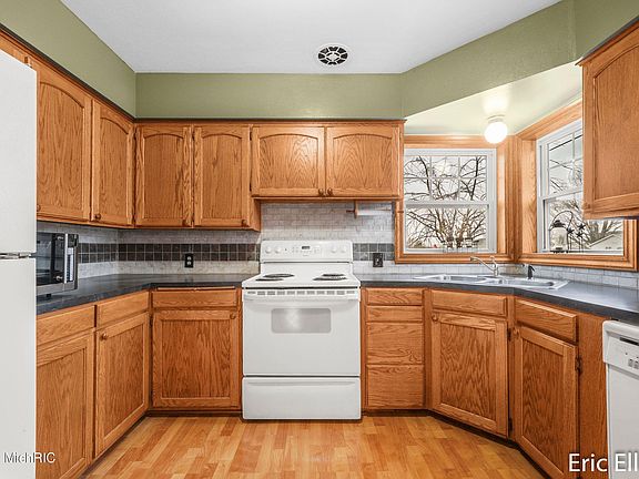 5th image of 3188 40th Ave