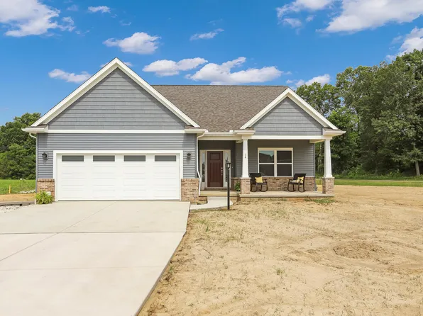 14 Forest Dr, Monticello, IL 61856
