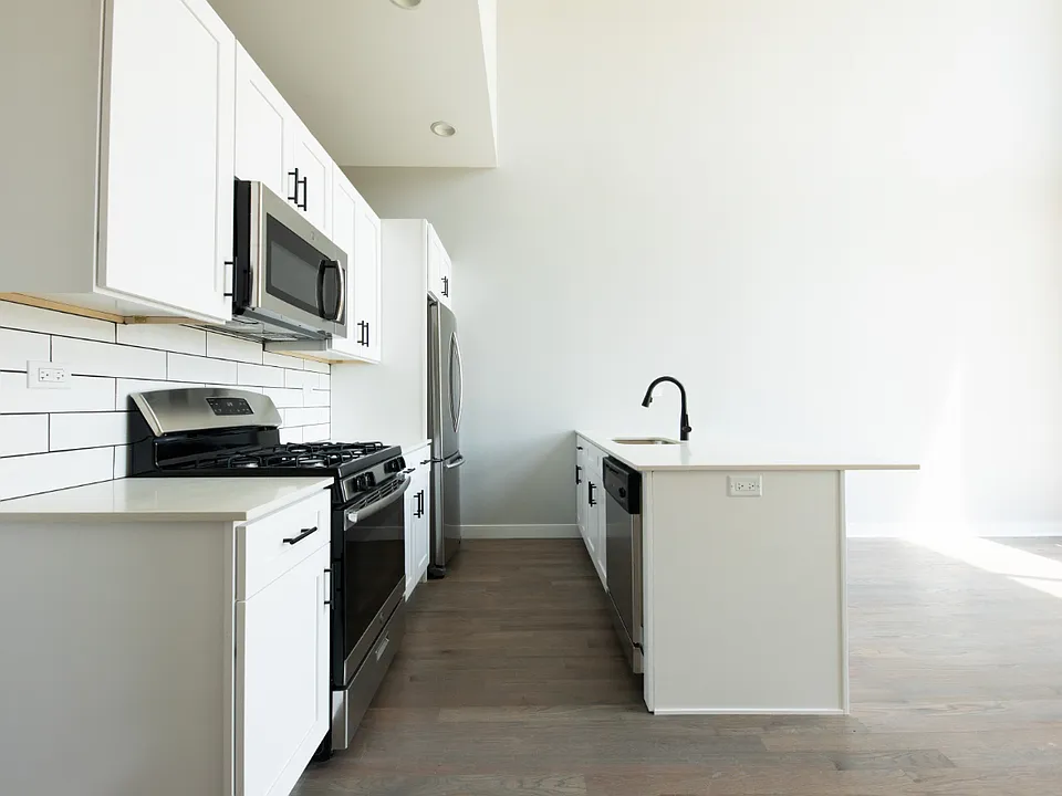 1637 W Chicago Ave #205