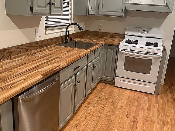 5th image of 33854 Kennedy Dr