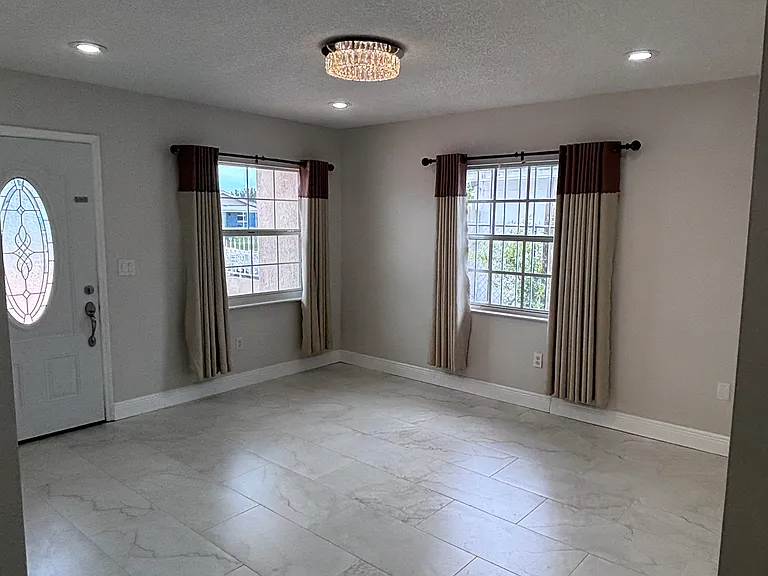 6615 N Clark Ave — Photo 2