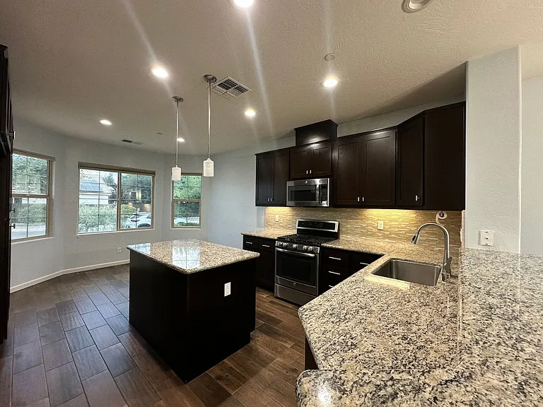 1725 N Silvervale St — Photo 25