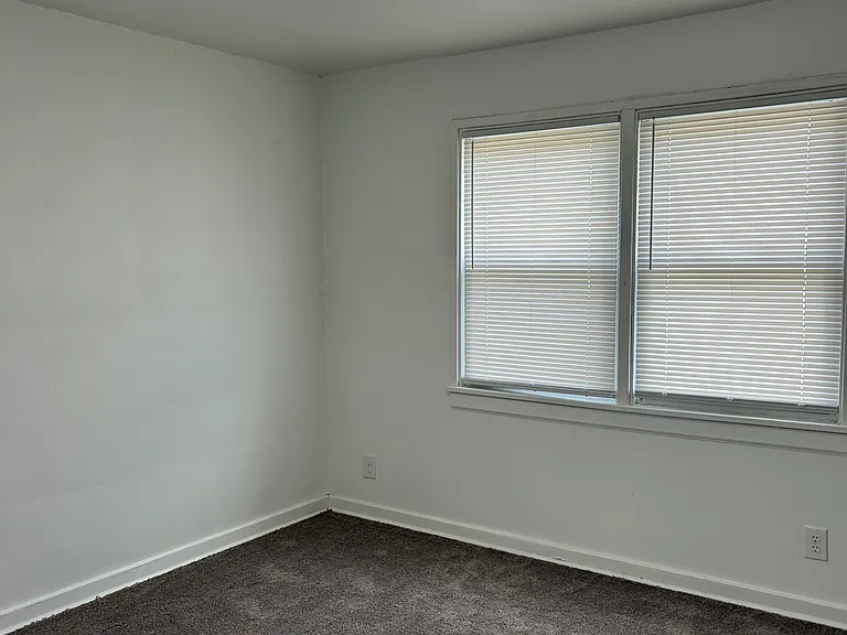 100-21F Midland Hts — Photo 11