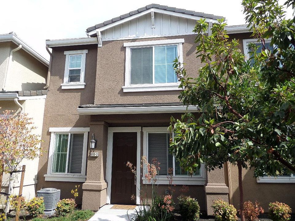 1st image of 600 Old Oak Ln