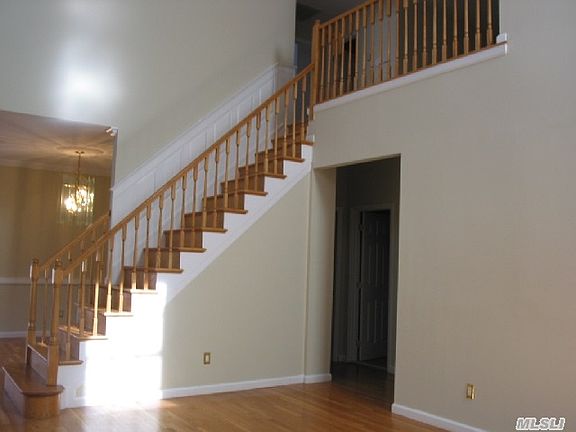 5th image of 95 Tiffany Ct S