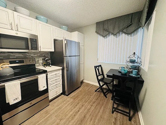Country Club Lakes Apartments — Photo 10