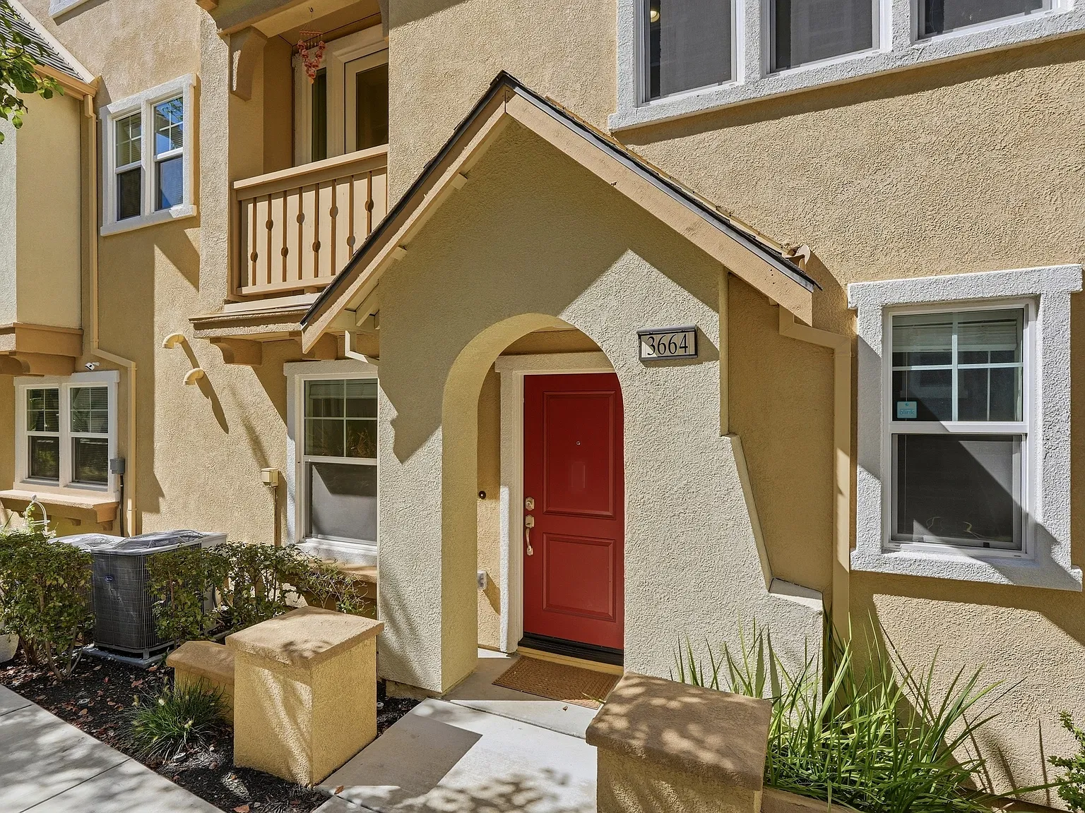 3 bed, 2.5 bath, 1593 sqft, $3,999 — Photo 2