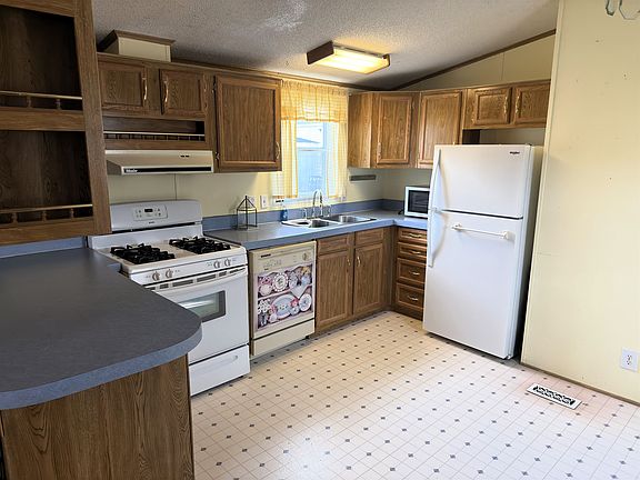 4th image of 1206 Spring Cir