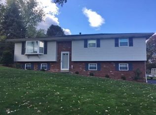 412 Mecklem Ln, Ellwood City, PA 16117