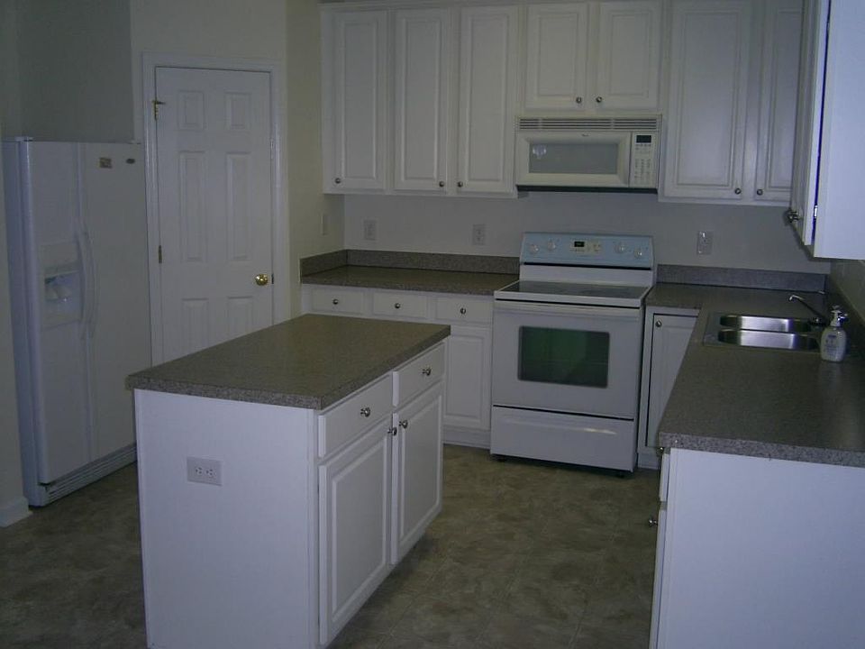 2nd image of 106 Queensberry Ct