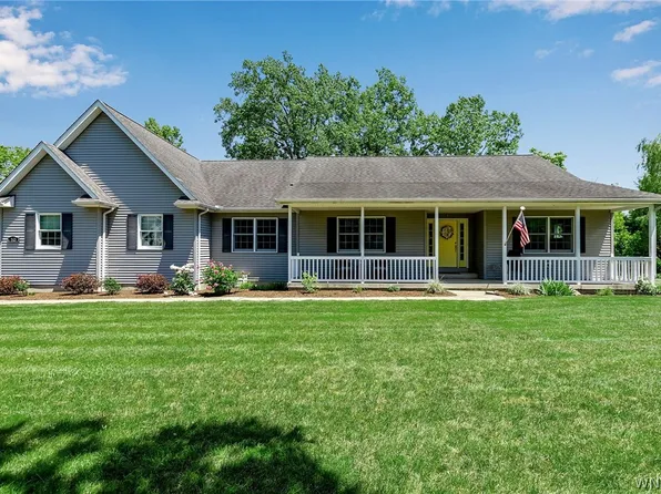 10 Mary Janes Ln, East Aurora, NY 14052