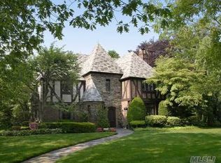 261 Stewart Ave, Garden City, NY 11530