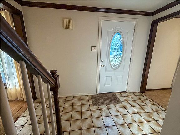 4th image of 210 Courtney Pl