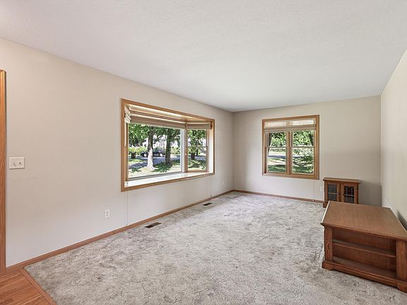 3rd image of 411 Young St N