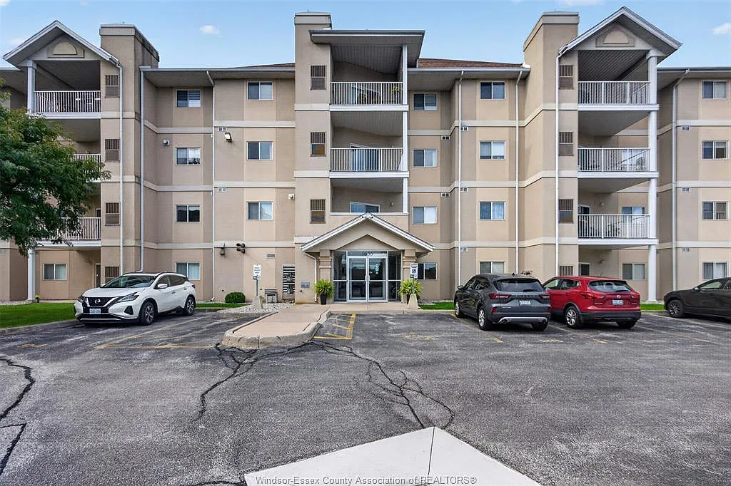 Yorktown Condominiums — Photo 2
