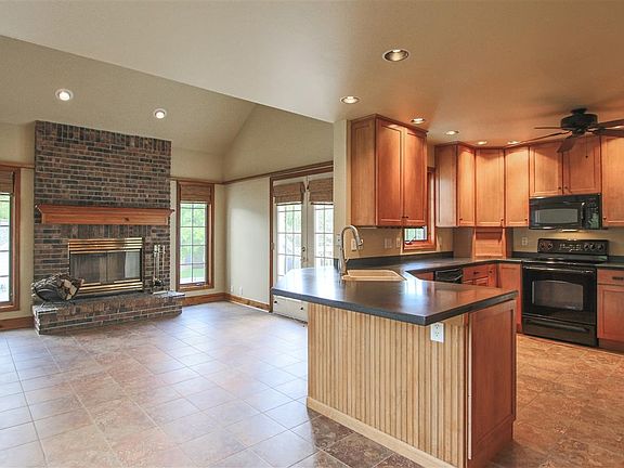 4th image of 601 Juanita Ave