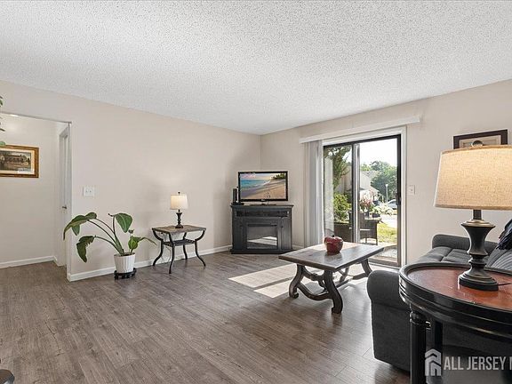 5th image of 506 Violet Ln