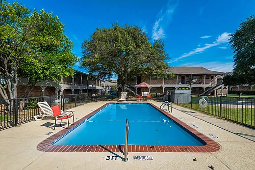 London Square Apartments Photo 1