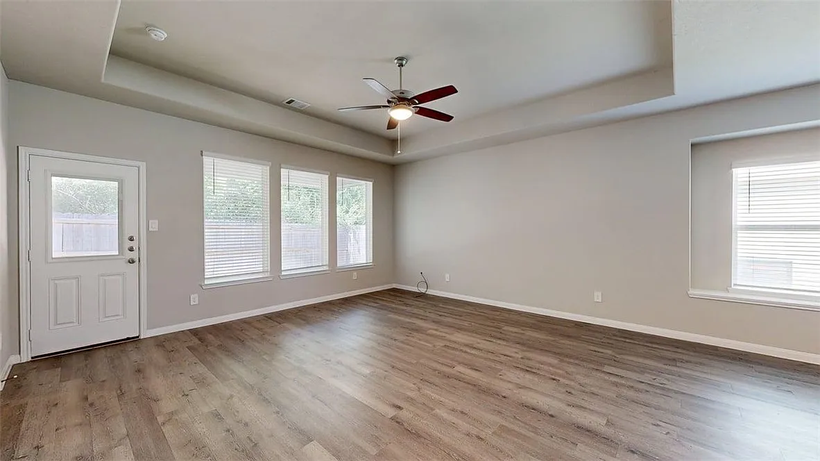 3 bed, 2.0 bath, 1523 sqft, $2,100 — Photo 2