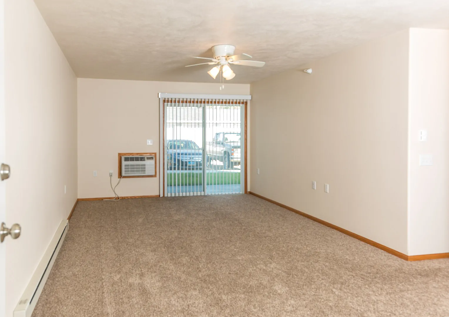 825 43rd St SE — Photo 3