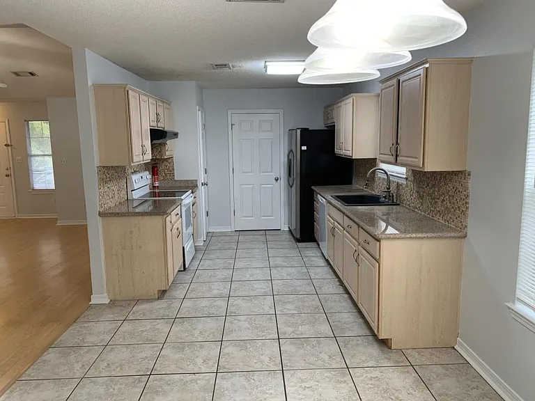 1475 Stanford Rd — Photo 4