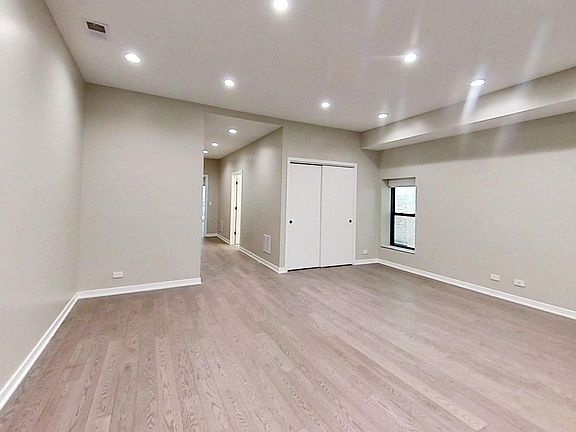 4th image of 670 N Clark St #4N