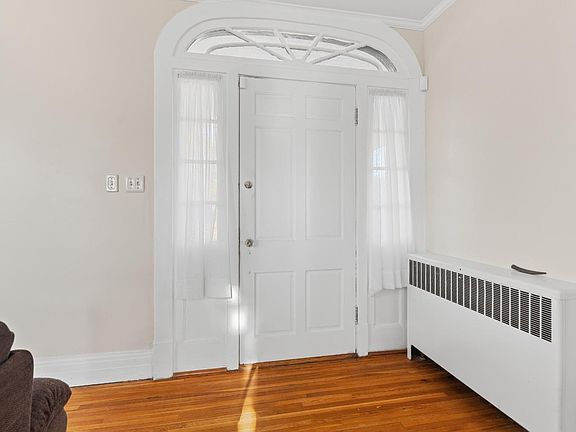 2nd image of 3470 Fort Ave