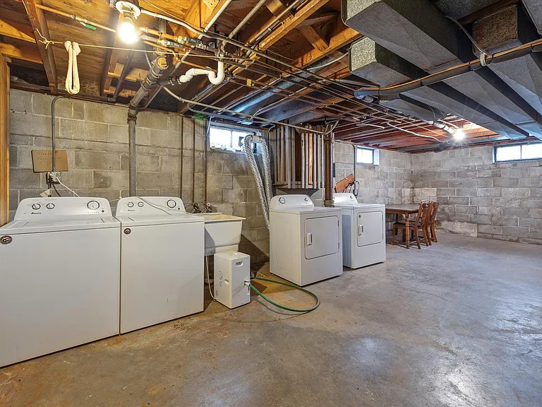 1922 W Bancroft St #1 — Photo 32