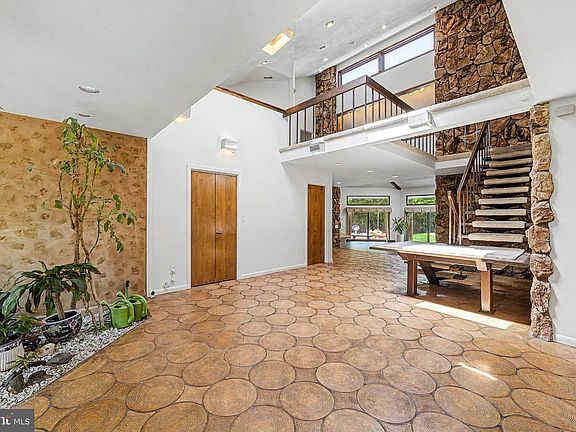 4th image of 400 Pleasant Valley Ave