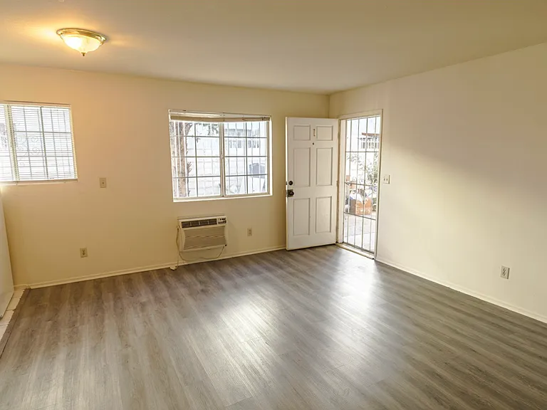 1326 W 29th St #1 — Photo 2