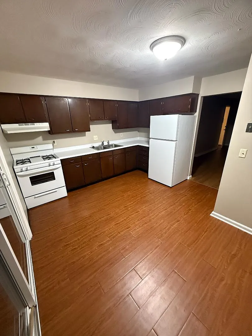 19 Lakeshore Drive Apt 10 - 9-7 — Photo 1
