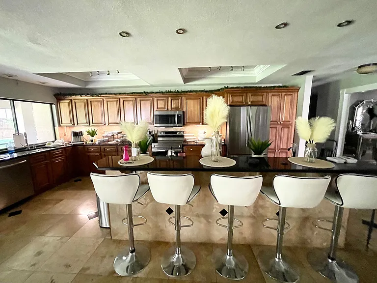 1102 S Sugartree Dr — Photo 8