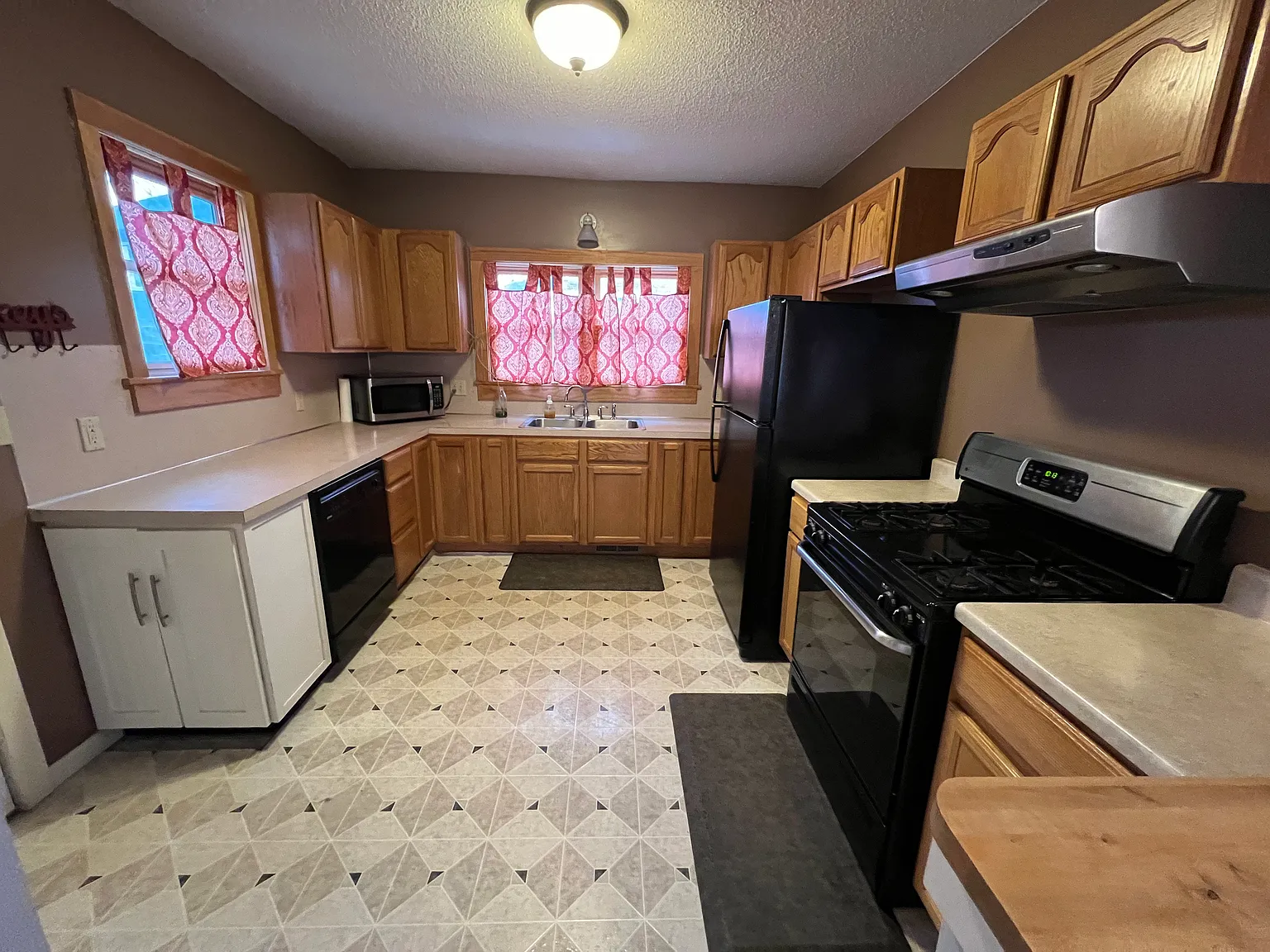 3 bed, 1.5 bath, 1170 sqft, $1,800 — Photo 4