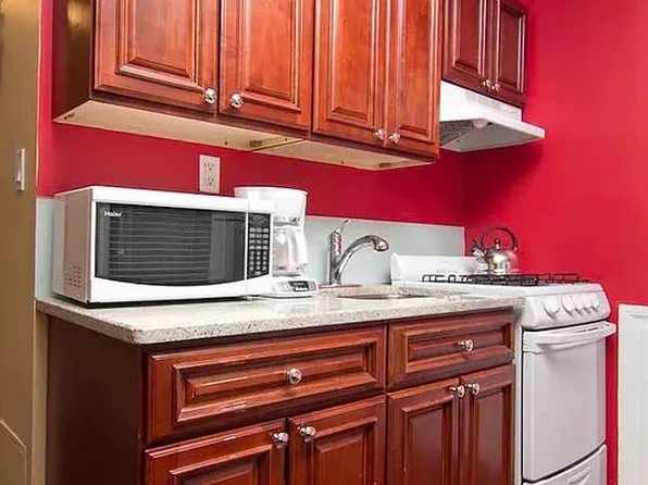 353 East 52nd Street image 2 of 7