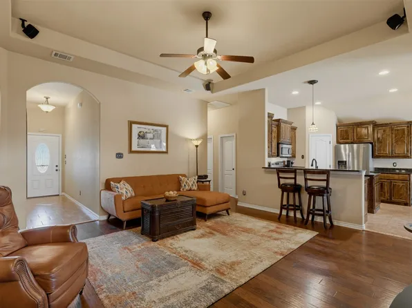 1221 Eagle Lake Dr, Azle, TX 76020