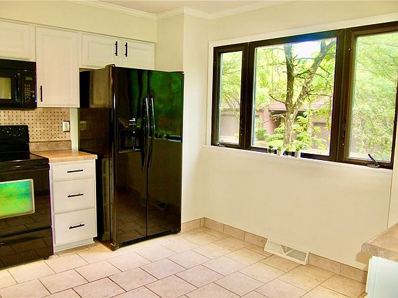 4th image of 601 Forest Edge Ct