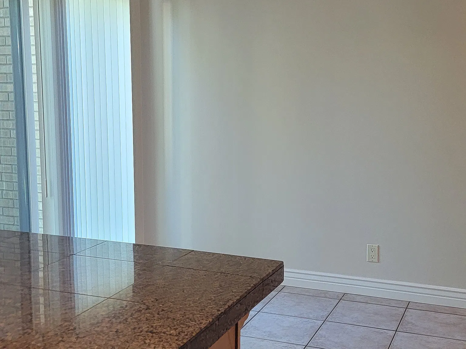 3 bed, 2.5 bath, 2100 sqft, $2,400 — Photo 4