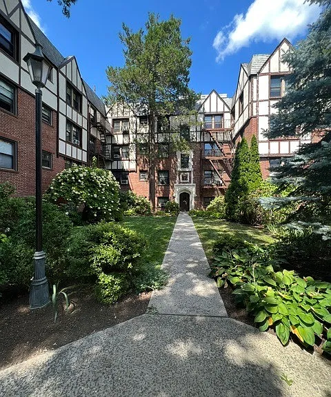 9 Greenridge Ave #C8 — Photo 1
