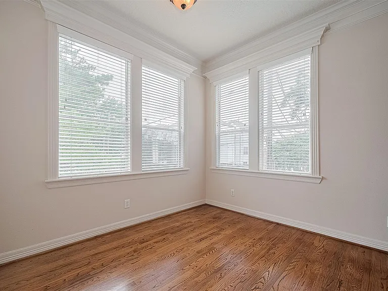 1419 Thompson St — Photo 12