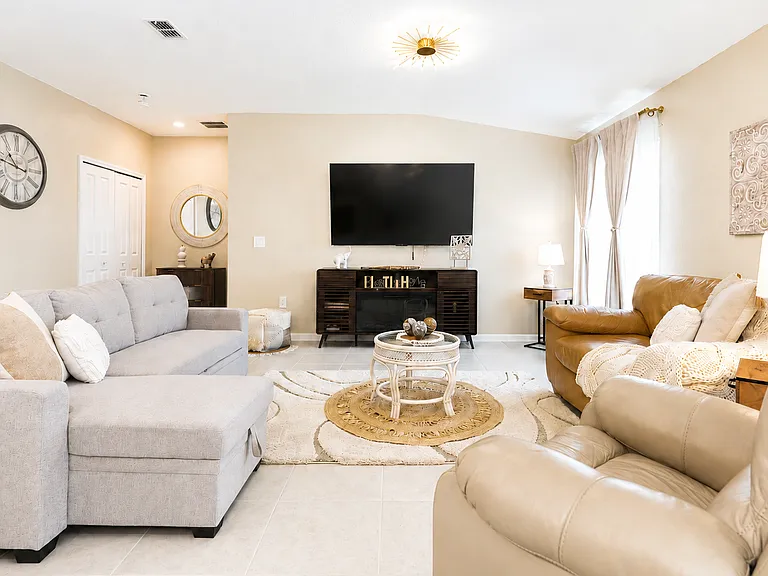 2450 McKinley Dr — Photo 4