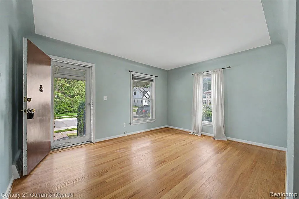 3 bed, 1333 sqft, $2,100 — Photo 3