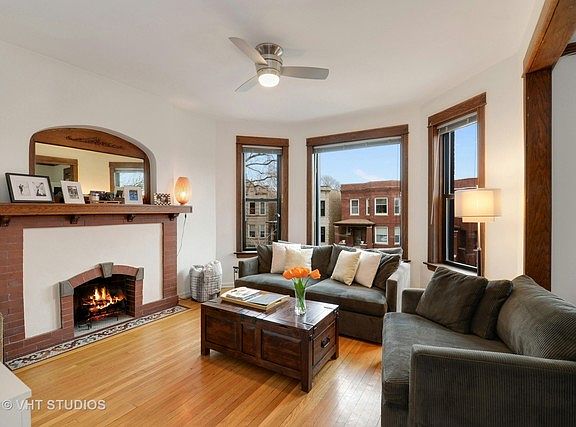 3rd image of 4418 N Artesian Ave