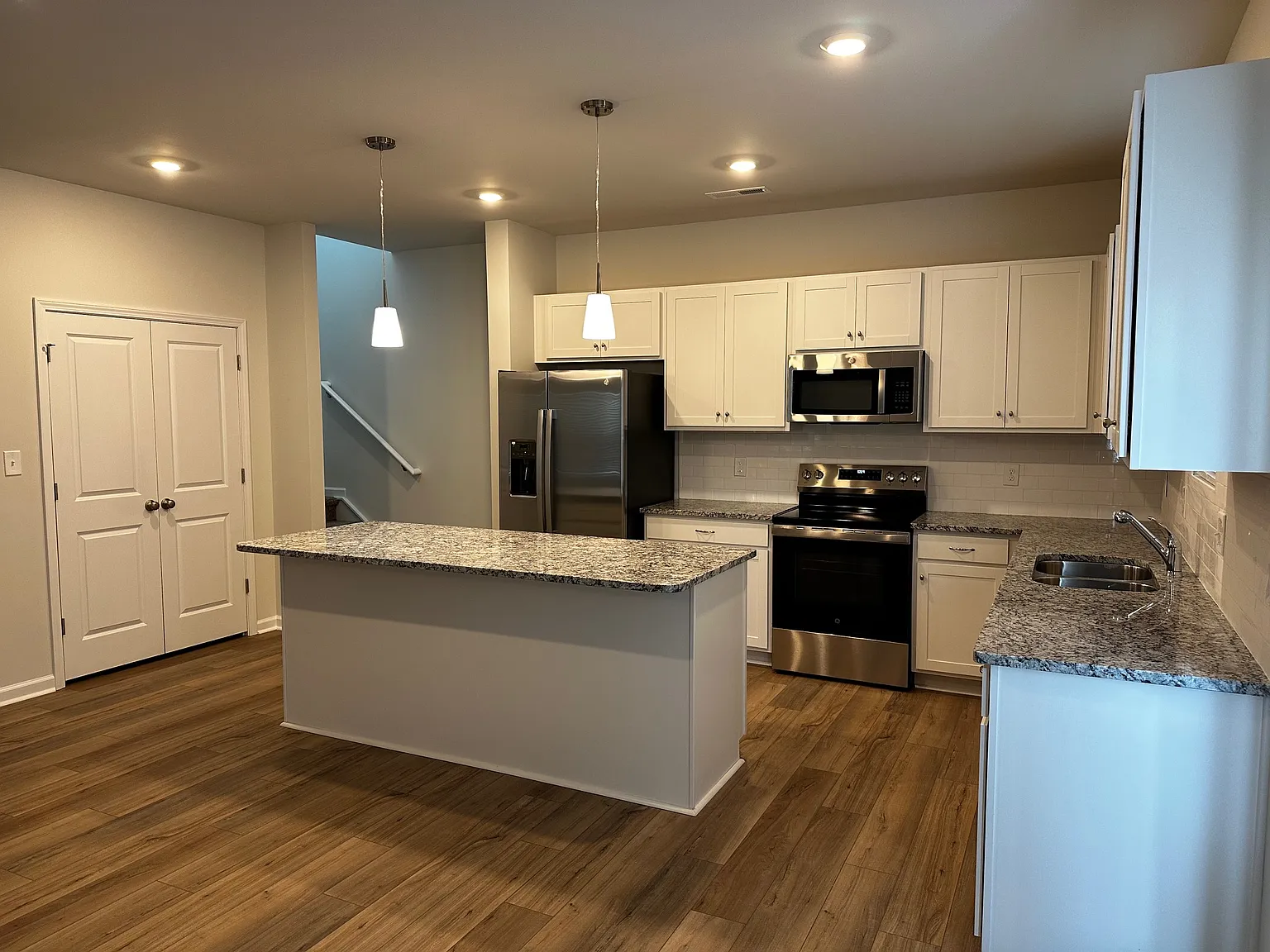 5 bed, 2152 sqft, $2,600 — Photo 3