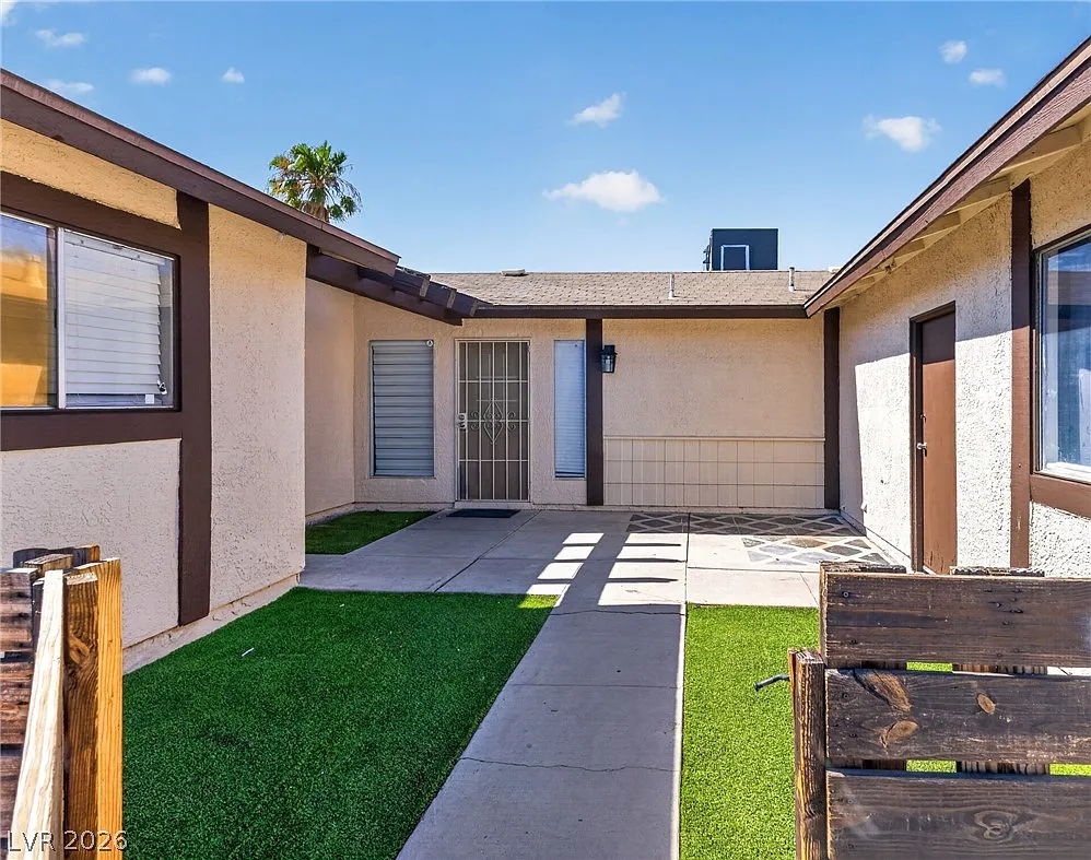 3 bed, 2.0 bath, 1211 sqft, $2,140 — Photo 2